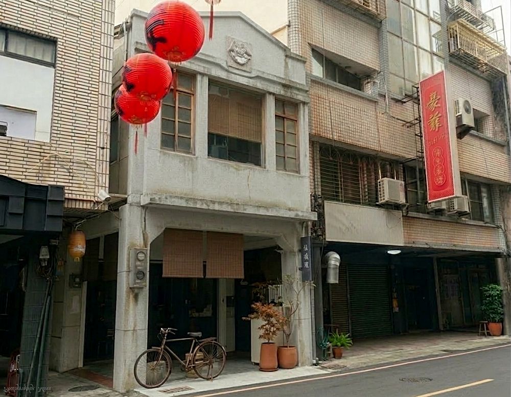 台南包棟推薦|梧藏美萊茵:中西區質感老宅,竟然有專屬停車位、KTV 與遊戲機! - 第2張圖 台南包棟推薦|梧藏美萊茵:中西區質感老宅,竟然有專屬停車位、KTV 與遊戲機!